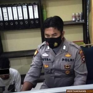 Tersangka saat menjalani pemeriksaan di Mapolres Dharmasraya. Foto: Eko P