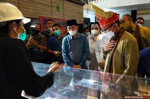 Menparekraf Sandiaga Uno didampingi Wako Deri Asta dan Andre Rosiade saat mendengarkan paparan salah seorang pemandu di info box Lubang Mbah Soero, Kamis (22/4/21) malam. Foto: Iyos