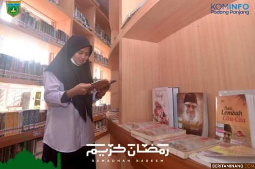 Seorang pengunjung sedang membaca karya Buya Hamka di Pojok Hamka di Perpustakaan Daerah Padang Panjang.