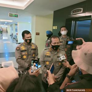 Kapolda Sumbar Irjen Pol Drs. Toni Harmanto, MH ketika diwawancarai awak media. Foto: tribratanews.sumbar.polri.go.id