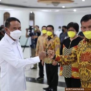 Tokoh olahraga nasional dari Universitas Negeri Padang (UNP), Prof. Dr. Syahrial Bakhtiar, M.Pd dikukuhkan sebagai Ketua Ikatan Sarjana Olahraga Republik Indonesia (ISORI) oleh Menteri Pemuda dan Olahraga (Menpora) periode 2021-2025 di Auditorium Wisma Kemenpora, Jakarta, Rabu, 31 Maret 2021.