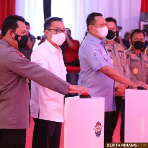 Kapolri Jenderal Polisi Listyo Sigit Prabowo meresmikan aplikasi SINAR (SIM Presisi Nasional) di Satpas SIM Daan Mogot, Jakarta Barat, Selasa, 13 April 2021. Foto: tribratanews.sumbar.polri.go.id