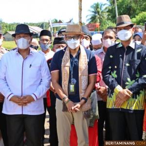 Menparekraf Sandiaga Uno dan Anggota DPR RI Andre Rosiade mengenakan syal Batik Sampan saat berkunjung ke Desa Wisata Tungkal Selatan, Kecamatan Pariaman Utara, Pariaman, Jumat (23/4/2021)