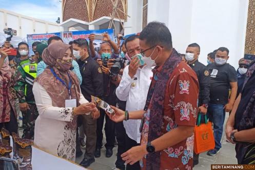 Sandiaga Uno saat di  Pesisir Selatan didampingi Bupati Rusma Yul Anwar dan Wagub Audy Joinaldu. Pessel Tak Kalah Indah Dari Raja Ampat. Foto: Humas Sumbar