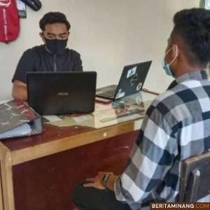 Petugas Resor KSDA Agam saat memanggil pelaku penembakan burung bangau di kawasan danau Maninjau. Foto: Resor KSDA Agam (IG @bksda.resor.agam)
