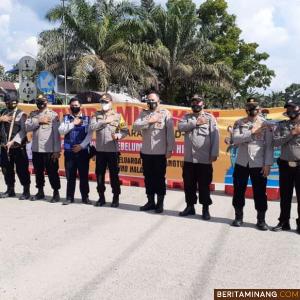 Dirresnarkoba Polda Sumbar Kombes Pol Ade Rahmat Idnal,bersama Kapolres Sijunjung AKBP Andry Kurniawan dan rombongan di perbatasan Sumbar Riau pintu masuk Kamang Baru, Senin (10/05/2021). Foto: Eko P