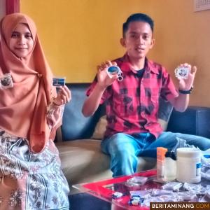 Randi dan Monika tengah memperagakan produk yang dibuatnya yang mendukung ekonomi masyarakat Nagari di kantor wali setempat, Selasa (18/5/2021). Afrizal. A