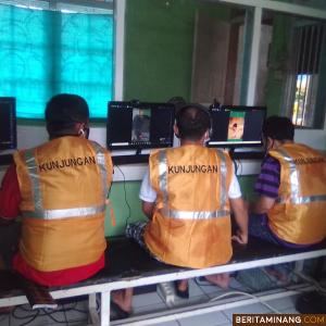 Warga Binaan Pemasyarakatan (WBP) di Rumah Tahanan Negara (Rutan) Kelas II B Kota Padang Panjang saat melakukan video call dengan keluarganya yang diawasi petugas Rutan Padang Panjang.