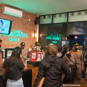 Tim 7 Pemerintah Kota Payakumbuh saat melakukan penegakan keamanan dan ketertiban umum serta Penegakan Protokol Kesehatan di salah satu tempat usaha di Payakumbuh, Kamis (6/5).