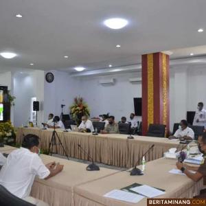 Wako Padang Hendri Septa dan Forkompimda saat rapat virtual PPKM dengan Gubernur Sumbar.