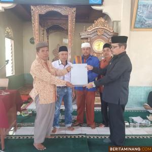 Anggota DPRD Sumbar JJ Dt. Gadang (kanan) saat menerima aspirasi dari warga Nagari Andurieng Padang Pariaman. Ist