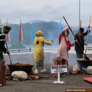 Gubernur Sumbar Mahyeldi dan istri serta Wagub Audy Joinaldy dan istri saat ikut memasak randang.