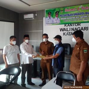 Anggota DPRD Sumbar JJ Dt. Gadang (dua kiri) saat menerima aspirasi dari warga Nagari Katapiang, Kecamatan Batang Anai disaksikan Wali Nagari Katapiang, Alwis Jaya, A,Md (tengah). Foto: Rokcalva