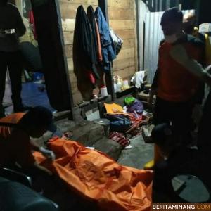 Petugas saat sedang mengevakuasi mayat. Foto: IG Pusdalops-PB Kota Padang Panjang