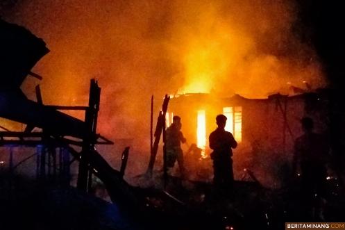 Kebakaran menghanguskan beberapa tempat usaha di Simpang Empat Tanjung Pati, Nagari Koto Tuo, Kecamatan Harau, Kabupaten Limapuluh Kota, Senin (2/8)