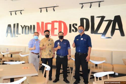 Wawako Payakumbuh Erwin Yunaz saat datang ke Pizza Hut cabang Payakumbuh.