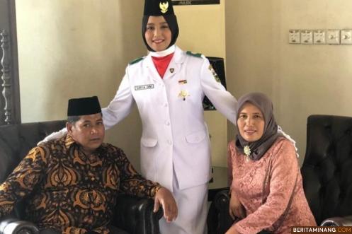Surya Dini saat foto bersama kedua orang tuanya. Foto: Moentjak