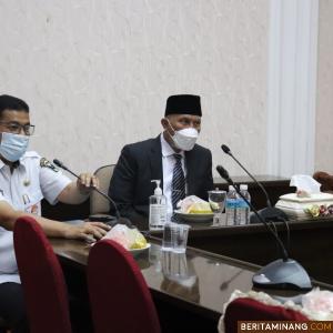 Gubernur Mahyeldi saat memimpin Rapat Persiapan Kontingen Sumbar menuju PON XX Papua di Istana Gubernur.