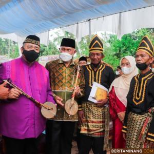 Gubernur Mahyeldi berfoto saat pembukaan Pertunjukan Pendampingan Rabab/Babiola di Kanagarian Sungai Liku Kec. Ranah Pesisir.