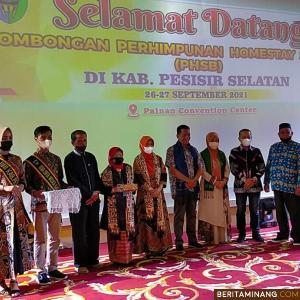 Bupati Pessel Rusma Yul Anwar beserta ibu berfoto bersama dengan Ketua PHSB Hj.Kamsri Benti didampingi Kadispar Pemuda dan Olahraga Hadi Susilo, Ketua PHPS Tusrial dan Uni Uda Pessel. Foto : Iyos
