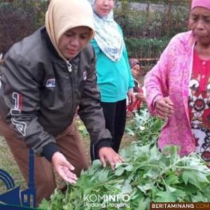 Vera Sang Penyuluh bersama petani Padang Panjang.