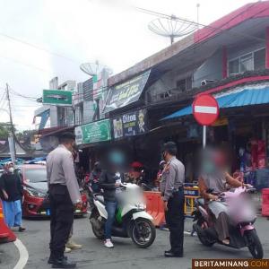 Satgas Covid-19 Padang Panjang saat giat Operasi Yustisi yang dipusatkan di kawasan Pasar Pusat, Senin (06/09/2021). Foto: Kominfo Padang Panjang