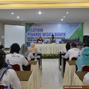Wako Fadly Amran saat menjadi narasumber pada Pelatihan Pemandu Wisata Budaya yang digelar Dinas Pemuda Olahraga dan Pariwisata (Disporapar) Kota Padang Panjang.