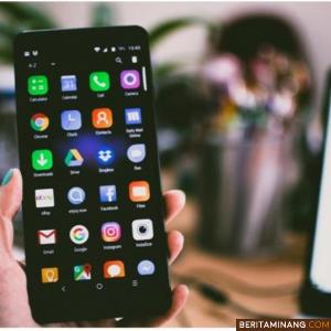 Sumber: https://www.pexels.com/photo/selective-focus-photography-of-person-holding-turned-on-smartphone-1092644/