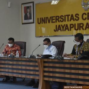 Prof. Dr Syahrial Bakhtiar, M.Pd, Ketua Umum ISORI Pusat sekaligus pakar olahraga Universitas Negeri Padang (tengah) dalam seminar olahraga di  Universitas Cenderawasih. Ist