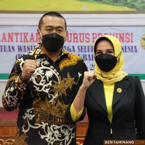 Wakil Gubernur Sumbar Audy Joinaldy foto bersama Ketua PERWOSI Sumbar Ny. Fitria Amalia Audy usai pelantikan.