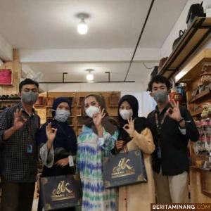 Suasana di Geleri Minang Kayo, pusat cindera mata berbahan kulit di Padang Panjang.