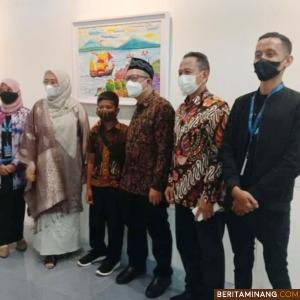 Hannan Habibillah Azyanu Azhar (10 th) peserta cilik Festival Merawat Ingatan Pekan Kebudayaan Daerah Sumatera Barat di apit Direktur pembinaan dan Lembaga Kebudayaan Dirjen Kebudayaan Kemdikbudristek RI, Yudi Wahyudin (kanan) dan Kepala Dinas Kebudayaan Sumbar, Gemala Ranti (kiri) dan paling kiri kurator Nessya Fitriyona foto bersama saat pembukaan pameran seni dan instalasi di Galeri Taman Budaya Sumbar Jumat malam 1/10/21) lalu. Foto : Muharyadi