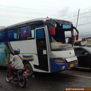 Bus pariwisata asal Jambi yang alami kecelakaan beruntun, posisinya masih di tengah badan jalan di Padang Lua Agam. Foto: katasumbar