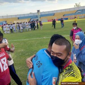 Wagub Sumbar Audy Joinaldy saat memeluk official Semen Padang FC usai pertandingan di Stadion Kaharudin Nasution Pekanbaru, Senin (29/11/2021).
