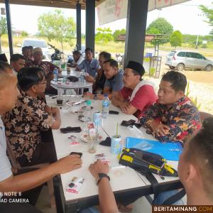 Kuasa humum Vino Oktavia, SH.MH. saat bertemu Rajo Daulat Ninik Saga Jantan, Ninik Mamak Nagari Alahan Nan Tigo dan Nagari Lubuk Besar. Foto: Ist