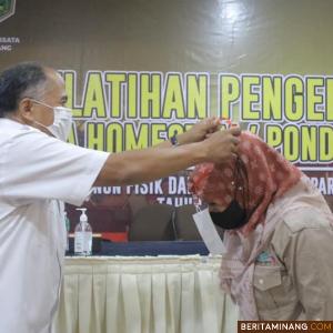 Kepala Disporapar, Drs. Maiharman saat membuka kegiatan.