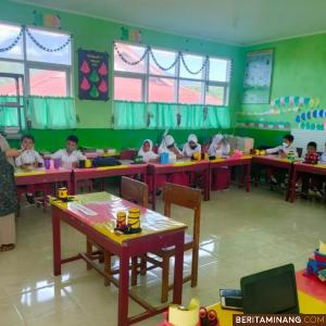 Guru saat mengajari para muridnya. Dok