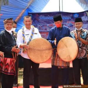 Bupati Pessel, Rusma Yul Anwar, menghadiri kegiatan penampilan kesenian tradisional dengan tema "Bimbang Nagari" di Tluk Kualo Indrapura, Kecamatan Air Pura, Kamis (2/12).