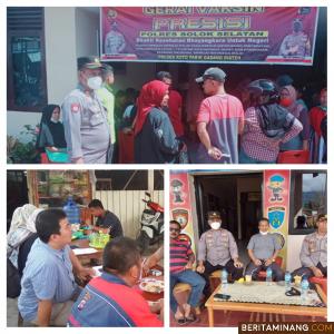 Suasana pendataan peserta vaksin oleh ASN dan terlihat Plt. Kepala DPMTSP Solsel, Firdaus Firman, Kapolsek KPGD, Iptu Nazwil Lutfi, saat pelaksanaan di Gerai Vaksin Presisi Polsek KPGD, Sabtu (25/12/2021). Turut memantau, Kapolres, AKBP. Tedy Purnanto, Kadis Sosial, Zulkarnaini dan Camat KPGD,  Syahrul Munir. Afrizal. A