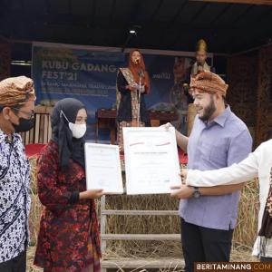 Wali Kota (Wako) Padang Panjang, H. Fadly Amran, BBA Datuak Paduko Malano buka pagelaran Kubu Gadang Fest 2021 (KGF'21) di Desa Wisata Kubu Gadang, Ahad (26/12).