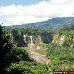 Bentang alam Ngarai Sianok, Bukittinggi Sumatra Barat. Foto: wikipedia