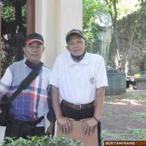 Seniman seni rupa "orang awak" Amrizal Salayan (kanan) bersama penulis.