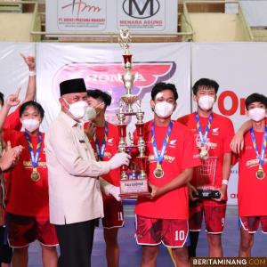 Gubernur Sumbar, Mahyeldi serahkan piala Juara 1 Honda DBL 2021 ke Tim SMA Don Bosco Padang.