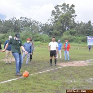 Tendangan pertama pertanda pembukaan turnamen sepak bola Wali Kota Padang Panjang Cup I Tahun 2021 oleh Wali Kota, H. Fadly Amran, BBA Datuak Paduko Malano, Ahad (12/12), di lapangan Gunuang Sejati.