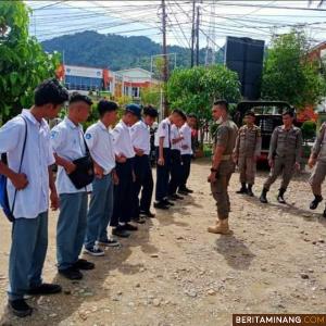 Satpol PP Kabupaten Pessel mengamankan 8 orang siswa berseragam sekolah yang berkeluyuran saat jam pelajaran berlangsung, Selasa (25/1).