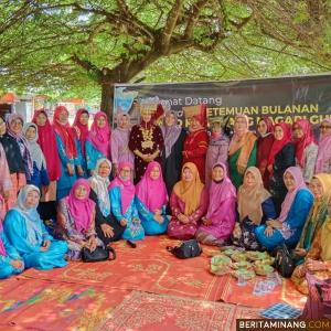 Bundo Kanduang Nagari Gunuang saat kegiatan bulanan dilaksanakan Ahad (30/11).