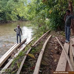 Tim Unit intel Kodim 0311/Pessel kembali turun ke kawasan Nagari Mandeh, Kecamatan Koto XI Tarusan, Kabupaten Pesisir Selatan (Pessel), Sabtu (29/1/2022), sebagai tindak lanjut penangkapan kayu sebelumnya.