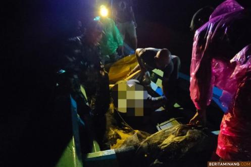 Letda Laut (PM) M.Suwarsyah saat melakukan evakuasi Korban di perairan Nias.