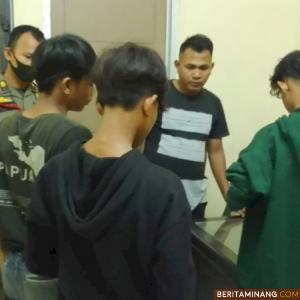 Satpol PP Padang mengamankan Pak Ogah di kawasan Jalan Khatib Sulaiman, Selasa sore (25/1/2022).