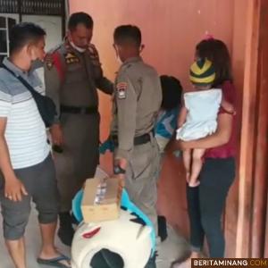 Satpol PP Kota Padang saat melakukan penertiban, Senin (24/1/2022).